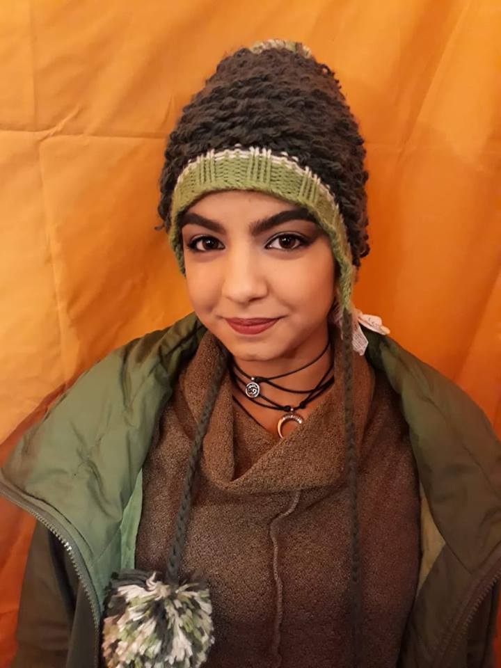 Estilo Invierno : Chaqueta impermeable , jersey cuello chimenea y gorro de lana.