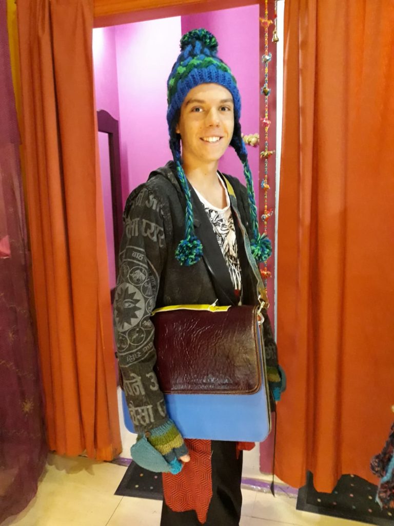 Modelo chico estilo hippie chic , chaqueta de algodón con foro polar y capucha . Bolso de piel de colores ...
